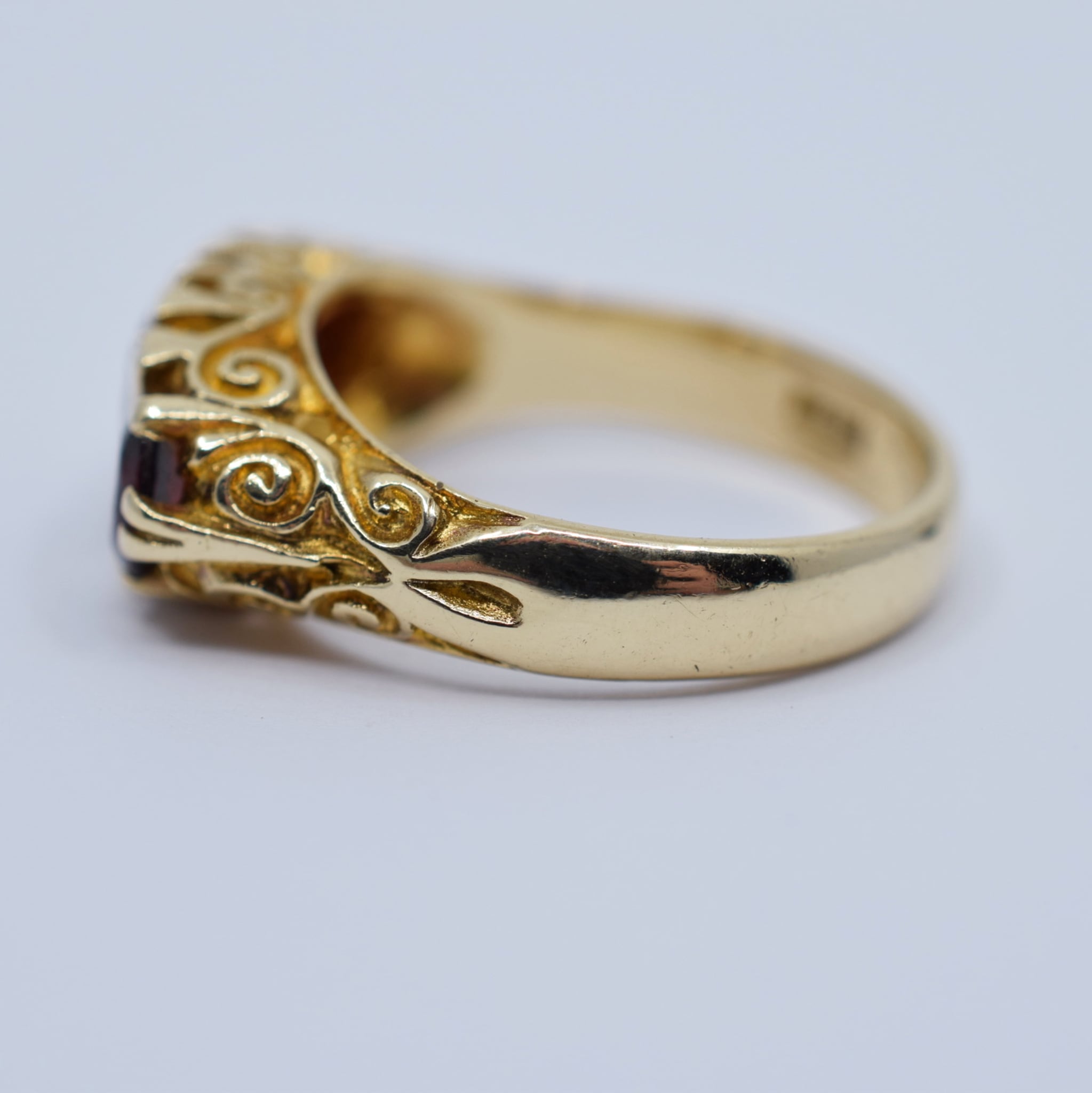 Vintage 9ct Yellow Gold Garnet and Diamond London Bridge Ring – Regarde  Jewellers