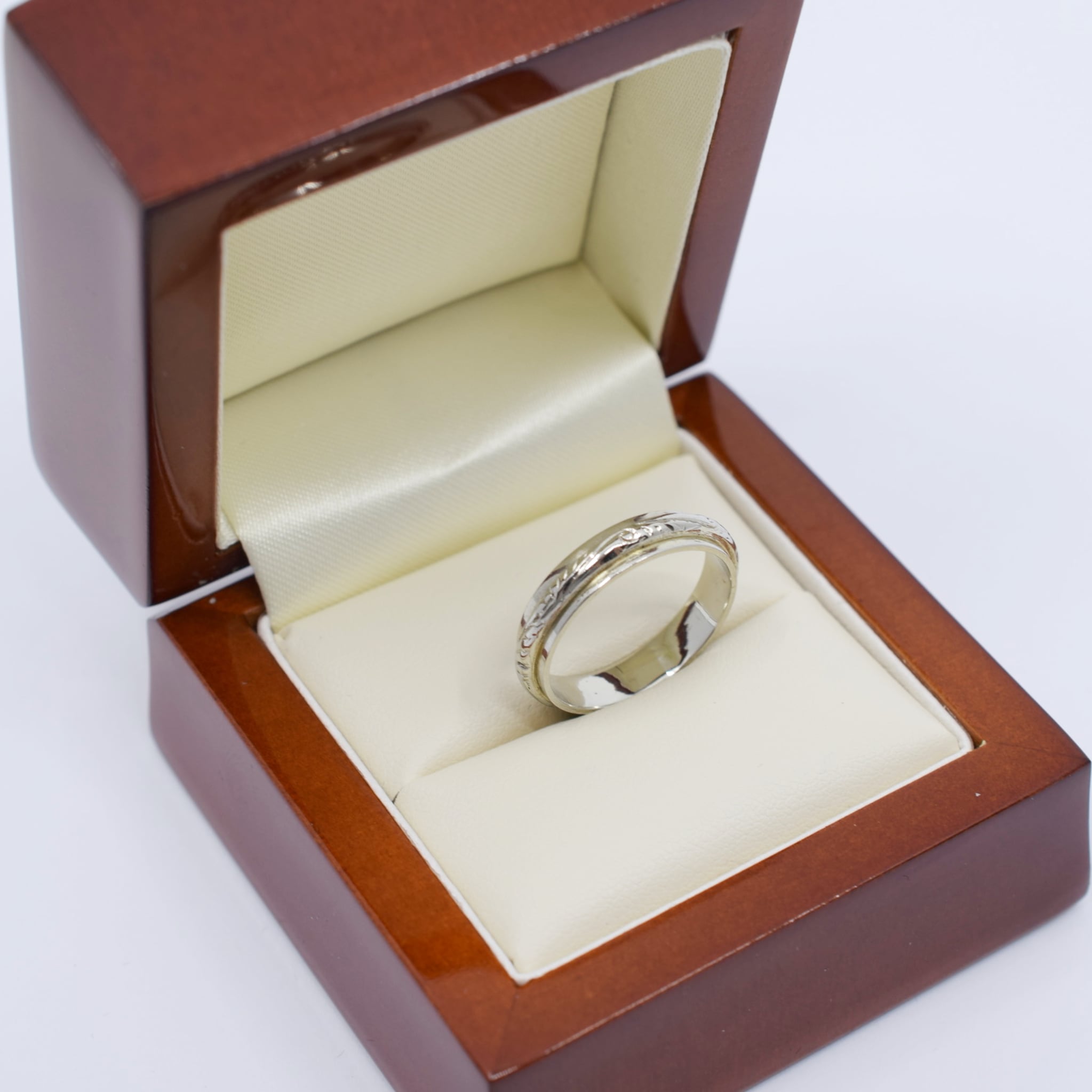18ct White Gold Art Deco Engraved Band Ring Regarde Jewellers